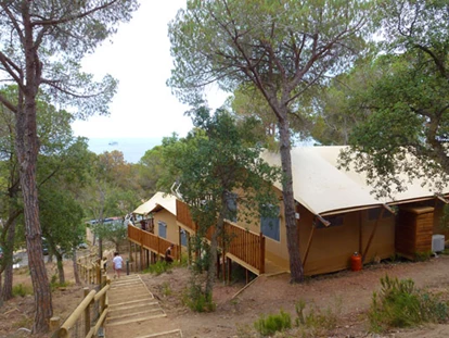 Luxuscamping - Kochutensilien - Camping Cala Gogo - Vacanceselect Safarizelt 6 Personen 3 Zimmer Badezimmer von Vacanceselect auf Camping Cala Gogo