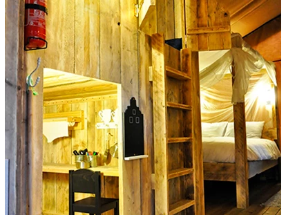 Luxury camping - Gartenmöbel - Mittelmeer - Camping Cala Gogo - Vacanceselect Safarizelt 6 Personen 3 Zimmer Badezimmer von Vacanceselect auf Camping Cala Gogo