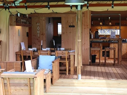 Luxuscamping - Kaffeemaschine - Mittelmeer - Camping Cala Gogo - Vacanceselect Safarizelt 6 Personen 3 Zimmer Badezimmer von Vacanceselect auf Camping Cala Gogo