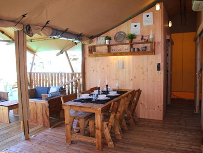 Luxury camping - getrennte Schlafbereiche - Mittelmeer - Camping Cala Gogo - Vacanceselect Safarizelt 6 Personen 3 Zimmer Badezimmer von Vacanceselect auf Camping Cala Gogo