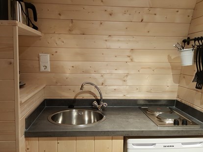 Luxury camping - Grill - Panorama Wood-Lodge Kochnische - Nature Resort Natterer See Wood-Lodges am Nature Resort Natterer See