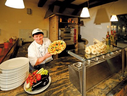 Luxuscamping - Tirol - Pizzeria da Giorgio - Nature Resort Natterer See Wood-Lodges am Nature Resort Natterer See
