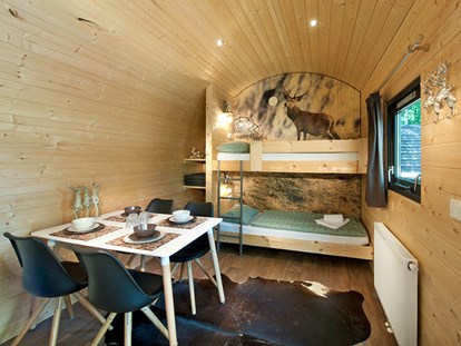 Luxury camping - Grill - Wohnbereich Family Wood-Lodge - Nature Resort Natterer See Wood-Lodges am Nature Resort Natterer See