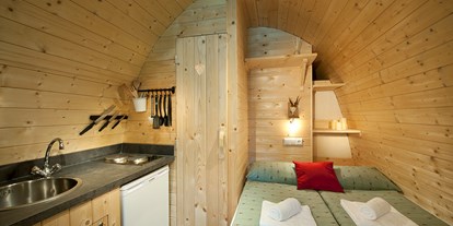 Luxuscamping - Österreich - Koch- und Schlafbereich Panorama Wood-Lodge - Nature Resort Natterer See Wood-Lodges am Nature Resort Natterer See