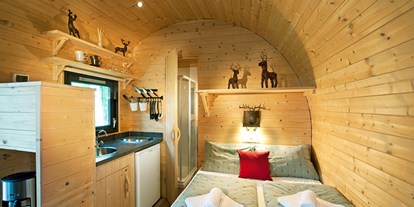 Luxuscamping - Österreich - Koch- und Schlafbereich Family Wood-Lodge - Nature Resort Natterer See Wood-Lodges am Nature Resort Natterer See
