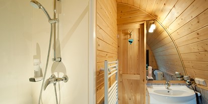 Luxuscamping - Grill - Badezimmer Panorama Wood-Lodge - Nature Resort Natterer See Wood-Lodges am Nature Resort Natterer See