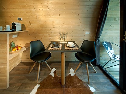 Luxuscamping - Art der Unterkunft: Hütte/POD - Tirol - Wohnbereich Panorama Wood-Lodge - Nature Resort Natterer See Wood-Lodges am Nature Resort Natterer See