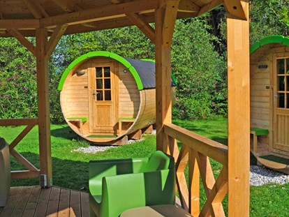 Luxuscamping - Gartenmöbel - Tirol - Schlaffass Außenansicht - Nature Resort Natterer See Schlaffässer am Nature Resort Natterer See