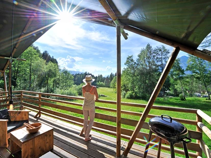 Luxury camping - Austria - Terrasse Safari-Lodge-Zelt "Lion" - Nature Resort Natterer See Safari-Lodge-Zelt "Lion" am Nature Resort Natterer See