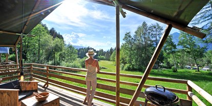 Luxuscamping - Kochmöglichkeit - PLZ 6161 (Österreich) - Terrasse Safari-Lodge-Zelt "Lion" - Nature Resort Natterer See Safari-Lodge-Zelt "Lion" am Nature Resort Natterer See