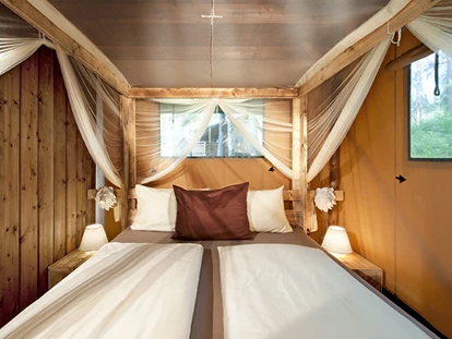 Luxury camping - Preisniveau: exklusiv - Austria - Schlafzimmer Safari-Lodge-Zelt "Lion" - Nature Resort Natterer See Safari-Lodge-Zelt "Lion" am Nature Resort Natterer See