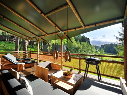 Luxuscamping - Region Innsbruck - Terrasse Safari-Lodge-Zelt "Elephant" - Nature Resort Natterer See Safari-Lodge-Zelt "Elephant" am Nature Resort Natterer See
