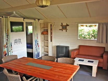 Luxuscamping - getrennte Schlafbereiche - Wohnraum - Camping De Kleine Wolf Oehoe Lodge auf Campingplatz de Kleine Wolf