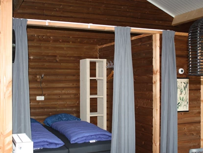 Luxury camping - getrennte Schlafbereiche - Schlafzimmer - Camping De Kleine Wolf Zwaluwlodge bei Camping de Kleine Wolf