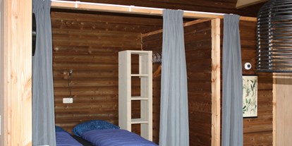 Luxuscamping - Art der Unterkunft: Lodgezelt - Nord Overijssel - Schlafzimmer - Camping De Kleine Wolf Zwaluwlodge bei Camping de Kleine Wolf