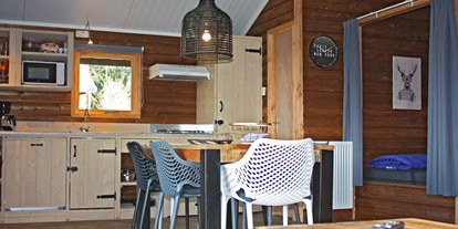 Luxuscamping - Art der Unterkunft: Lodgezelt - Niederlande - Küche / Wohnraum - Camping De Kleine Wolf Zwaluwlodge bei Camping de Kleine Wolf