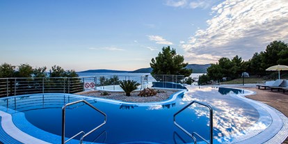Luxuscamping - Sonnenliegen - Split - Dubrovnik - Camping Vranjica Belvedere - Gebetsroither Luxusmobilheim von Gebetsroither am Camping Vranjica Belvedere