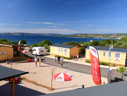 Luxuscamping - Parkplatz bei Unterkunft - Kroatien - Krk Premium Camping Resort - Gebetsroither Luxusmobilheim von Gebetsroither am Krk Premium Camping Resort