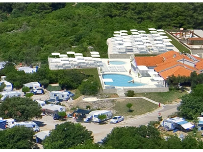 Luxuscamping - Parkplatz bei Unterkunft - Kroatien - Krk Premium Camping Resort - Gebetsroither Luxusmobilheim von Gebetsroither am Krk Premium Camping Resort