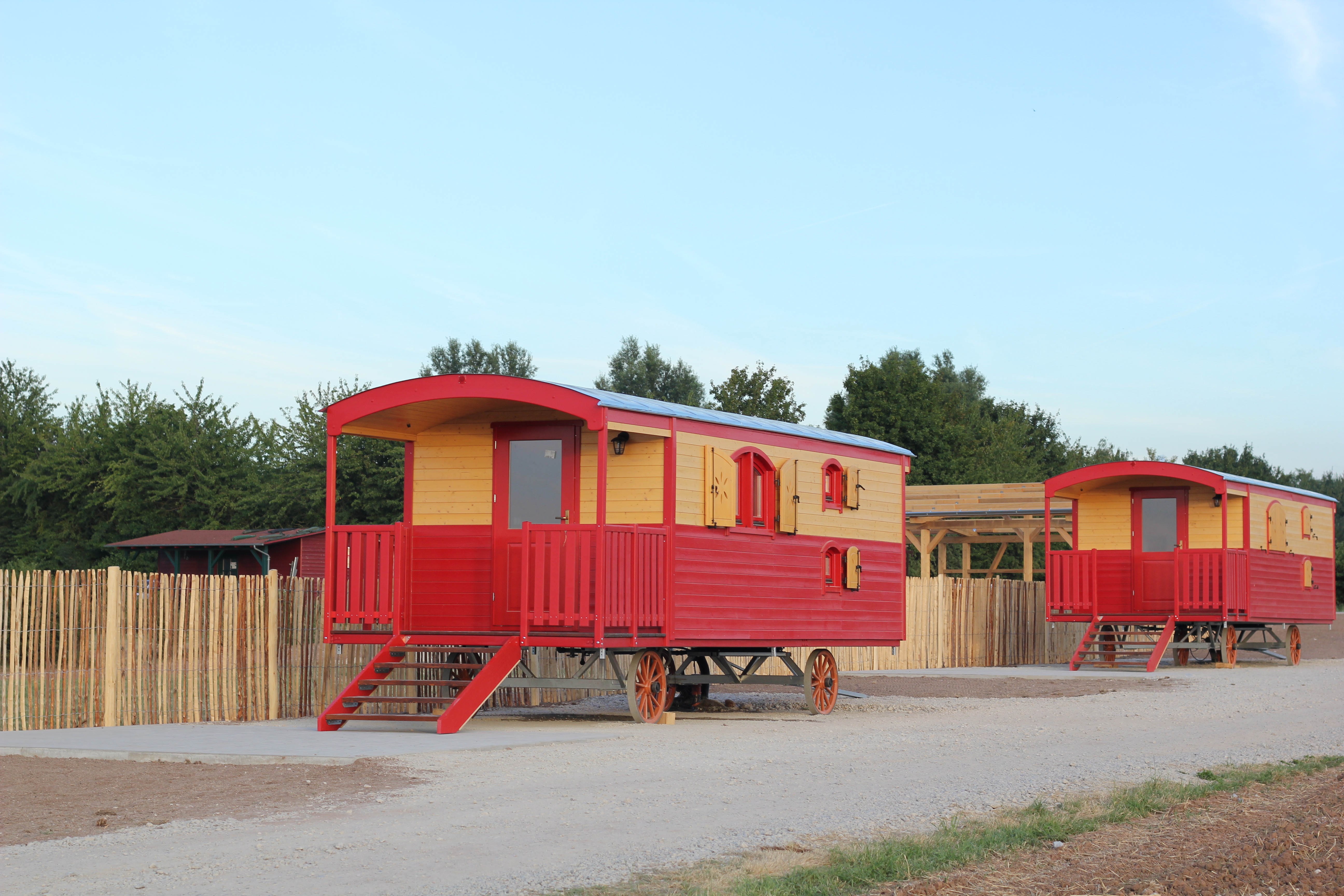 Luxuscamping: Zirkuswagen von außen, an der Alpaka-Weide - Mohrenhof Franken: Zirkuswägen am Mohrenhof Franken, Glamping bei Rothenburg ob der Tauber