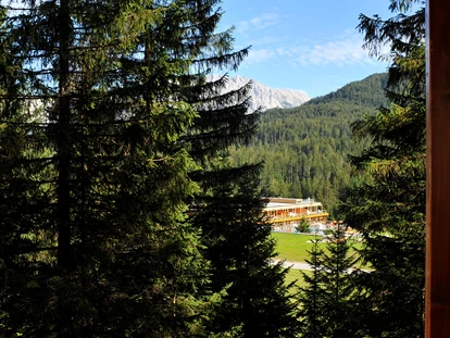 Luxury camping - Preisniveau: exklusiv - Tiroler Oberland - Ausblick vom Baumhaus zum Badehaus - Das Kranzbach Das Kranzbach - Baumhaus
