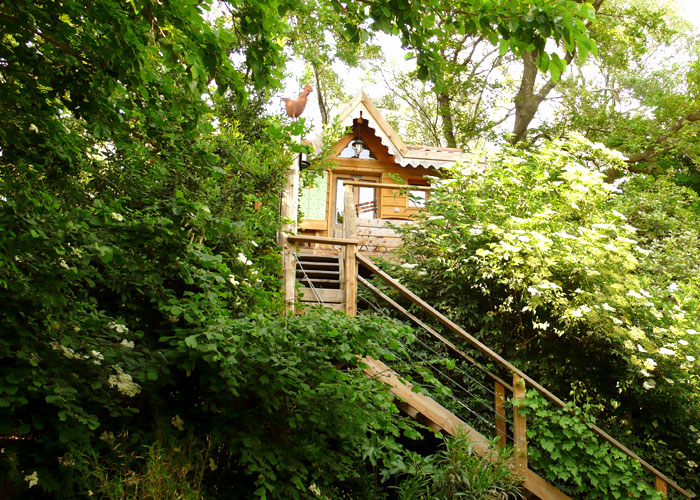 Hébergement glamping - (c) http://www.lepavillonvert.com/cabane-dans-les-arbres.htm - Le Pavilion Vert - La Cabane