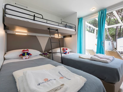 Luxury camping - getrennte Schlafbereiche - Italy - Kinderbettzimmer - Camping Ca' Pasquali Village Mobilheim Laguna Platinum auf Camping Ca' Pasquali Village