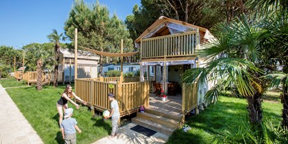 Luxuscamping - Badewanne - Cavallino - Außenansicht der Lodge und der Terrasse - Camping Ca' Pasquali Village Lodgezelt Glam Sky Lodge auf Ca' Pasquali Village