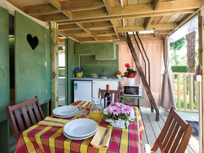 Luxury camping - Dusche - Adria - Wohnzimmer und Küchenzeile - Camping Ca' Pasquali Village Lodgezelt Glam Sky Lodge auf Ca' Pasquali Village