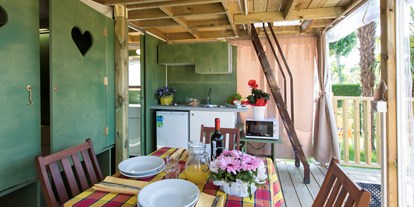 Luxuscamping - Badewanne - Cavallino - Wohnzimmer und Küchenzeile - Camping Ca' Pasquali Village Lodgezelt Glam Sky Lodge auf Ca' Pasquali Village