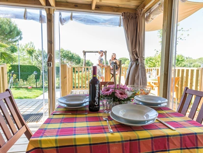 Luxury camping - Terrasse - Italy - Blick auf den Spielplatz - Camping Ca' Pasquali Village Lodgezelt Glam Sky Lodge auf Ca' Pasquali Village