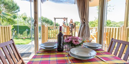 Luxuscamping - Geschirrspüler - Cavallino-Treporti - Blick auf den Spielplatz - Camping Ca' Pasquali Village Lodgezelt Glam Sky Lodge auf Ca' Pasquali Village