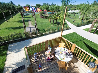 Luxuscamping - Gartenmöbel - Cavallino-Treporti - Blick aus dem Obergeschoss - Camping Ca' Pasquali Village Lodgezelt Glam Sky Lodge auf Ca' Pasquali Village