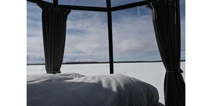 Luxuscamping - WC - Schweden -  Am EinMorgen ein wunderschöner Ausblick auf den gefrorenen See. - Laponia Sky Hut Laponia Sky Hut