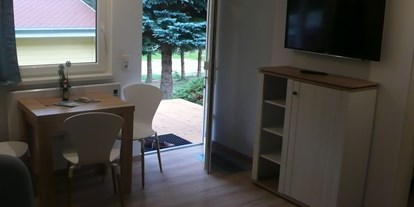 Luxuscamping - TV - PLZ 23968 (Deutschland) - Blick aus dem Bungalow - ostseequelle.camp Bungalows für 4 Personen