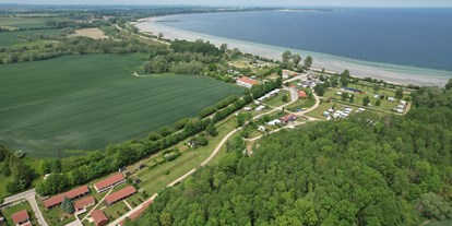 Luxuscamping - Deutschland - Luftbild vom ostseequelle.camp, unten links die Bungalow-Siedlung. - ostseequelle.camp Bungalows für 4 Personen