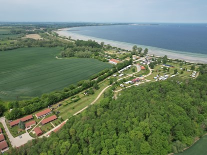 Luxuscamping - PLZ 23968 (Deutschland) - Luftbild vom ostseequelle.camp, unten links die Bungalow-Siedlung. - ostseequelle.camp Bungalows für 4 Personen