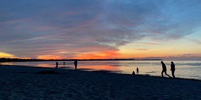 Luxuscamping - TV - Ostseeküste - Sonnenuntergang an der Wohlenberger Wiek - ostseequelle.camp Bungalows für 4 Personen