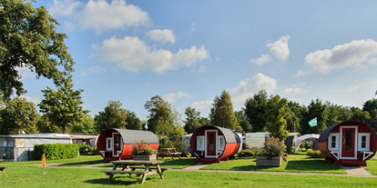 Luxuscamping - Parkplatz bei Unterkunft - Ostfriesland - Unsere drei Schlaffässer - Freizeitpark "Am Emsdeich" Schlaffass mit Seeblick auf dem Freizeitpark "Am Emsdeich"