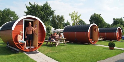 Luxuscamping - Ostfriesland - Unsere geschmackvoll eingerichteten Campingfässer sind bei groß und klein sehr beliebt. - Freizeitpark "Am Emsdeich" Schlaffass mit Seeblick auf dem Freizeitpark "Am Emsdeich"