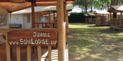 Luxuscamping - Sonnenliegen - Camping Italy - Suncamp Sunlodge Jungle von Suncamp auf Camping Italy