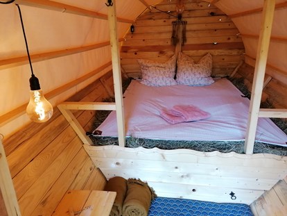 Luxuscamping - Art der Unterkunft: Zirkuswagen/Schäferwagen - Hessen - Heubett ca. 140cm x 200cm - Ecolodge Hinterland Western Lodge