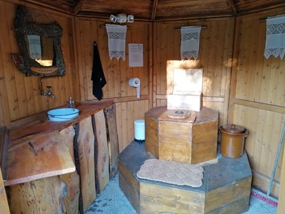 Luxuscamping - PLZ 35216 (Deutschland) - Naturbadezimmer mit Kompost-Trenntoilette - Ecolodge Hinterland Western Lodge