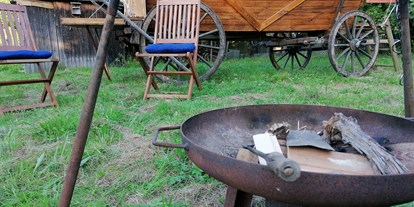Luxuscamping - Unterkunft alleinstehend - Sauerland - Feuerstelle mit Dreibeingrill - Ecolodge Hinterland Western Lodge