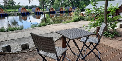 Luxuscamping - Gartenmöbel - Binnenland - Blick von der Terrasse auf den Teich - Nord-Ostsee Camp Nord-Ostsee Camp Premium Camping Pod