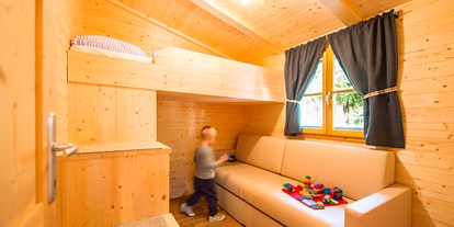 Luxuscamping - Kühlschrank - Trentino - Das Kinderzimmer ist mit einem Hochbett und einer ausziehbaren Couch (Matratze) sowie Kleiderschrank ausgestattet.  - Camping Steiner Bungalow Typ A auf Camping Steiner