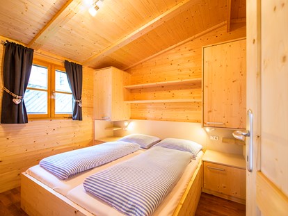 Luxury camping - Terrasse - Trentino-South Tyrol - "Eltern-Schlafzimmer" - Camping Steiner Bungalow Typ A auf Camping Steiner