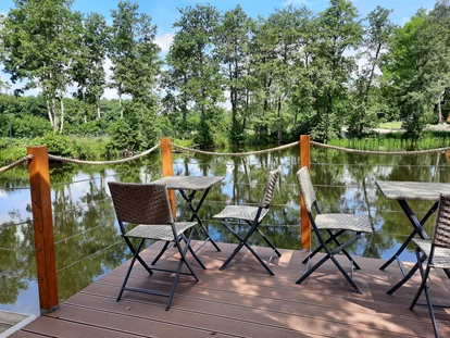 Luxury camping - Gartenmöbel - Binnenland - Terrasse über dem Teich - Campotel Nord-Ostsee Camping Pod