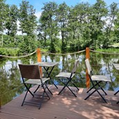 Luxuscamping: Terrasse über dem Teich - Campotel Nord-Ostsee: Camping Pod