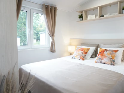 Luxury camping - Master-Bedroom mit Doopelbett 160 cm  x 200 cm, gute Matratzen - Dreiländer-Camping-u. Freizeitpark Gugel Dreiländer-Camping-u. Freizeitpark Gugel